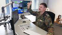 Soldat gibt Handzeichen zum Moderationsbeginn