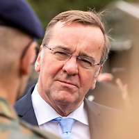 Verteidigungsminister Boris Pistorius im Gespräch mit einem Soldaten.