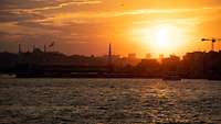 Im Hintergrund sieht man die Skyline von Istanbul.