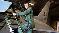 Pilot beim Einsteigen in einen Eurofighter.