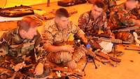 Waffenreinigen Kurdische Soldaten während dem Waffenreinigen. Das M-110 ist zerlegt und wird nun gereinigt.
