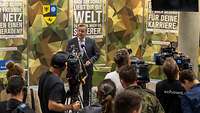Bundesminister Pistorius vor einer Wand des Karrierecenters Stuttgart beim Pressestatement