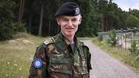 Ein niederländischer Soldat steht vor dem Kasernenzaun