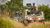 Eine Kolonne amerikanischer Humvees rückt zum Angriff vor.