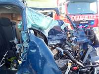 Andreas S. beim Einsatz auf der Autobahn Ein Unfallfahrzeug auf einer Autobahn. Im Hintergrund steht ein Fahrzeug der Feuerwehr.