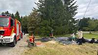 Die Feuerwehr unterstützt beim Bau des Pools