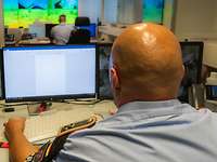 Ein Soldat sitzt an einem PC