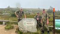 Drei Soldaten stehen neben dem Brockenstein