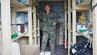 Ein Soldat steht in einem Materialcontainer.