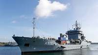 Ein Schiff der deutschen Marine kehrt aus dem Einsatz in sein Heimathafen zurück.