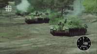 Zwei Kampfpanzer vom Typ Leopard 1 fahren im Gelände. Rauch liegt in der Luft.