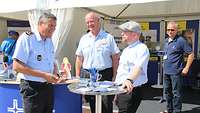Gespräche am Infostand der Katholischen Militärseelsorge