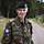 Ein niederländischer Soldat steht vor dem Kasernenzaun