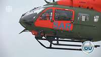 Ein Hubschrauber mit der Aufschrift „SAR“ in der Luft