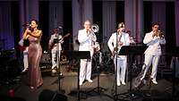Eine Musikband spielt zum Ball der Marine.