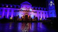 beleuchtetes Schloss in der Nacht, Fackelträger empfangen zum Ball der Marine