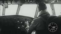 Schwarzweißaufnahme: Ein Pilot sitzt im Cockpit eines Seefernaufklärers Breguet Atlantic