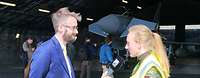 Soldat mit Mikrofon interviewt Verteidigungsminister Islands