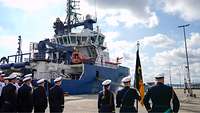 Appell in einem Hafen für den in Dienst gestellten Hochseeschlepper „Rügen“