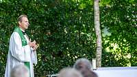 Militärdekan Torsten Stemmer beim Gottesdienst am Birkenkreuz