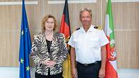 Präsidentin Grohmann und Inspekteur CIR Dr. Thomas Daum vor Fahnen von EU, Deutschland und NRW