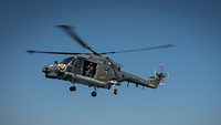 Ein Bordhubschrauber vom Typ Sea Lynx Mk88A schwebt über dem Meer.