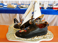 Ein paar Schuhe zum Segelboot ummodelliert