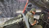 Ein Soldat sitzt im Cockpit eines Eurofighters