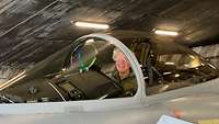 Eine Frau sitzt im Cockpit eines Eurofighters