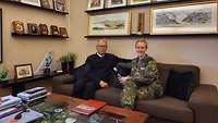 Zwei Soldaten sitzen auf einem Sofa und posieren für ein Foto