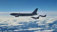 Zwei Eurofighter fliegen hinter einem A330 her