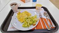 Ein Omelette mit Orangensaft und Kaffee auf einem Tablett
