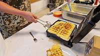 Ein Soldat beim Waffelbacken