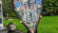 Zwei Beachflags sind zu einem Herz geformt.