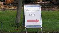 Ein Schild mit einem roten Hinweispfeil zum Familienbetreuungszentrum. 