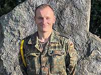 Kompaniefeldwebel Oberstabsfeldwebel Matthias Reichardt Ein Soldat mit einer goldenen Kordel an der rechten Schulter schaut freundlich in die Kamera.