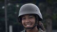 Olivia M. Eine Soldatin mit Helm