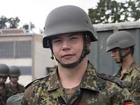 Soldat mit Helm