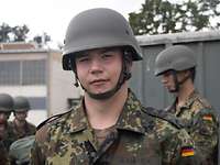 Lucien H. Soldat mit Helm