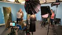 Mehrere Personen in einem Filmstudio