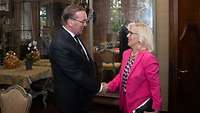 Minister Pistorius und Gabriele Korb geben sich die Hand