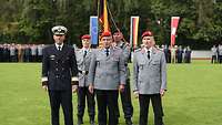  Der Generalinspekteur steht zwischen Flottillenadmiral Kuchler und Generalmajor Kohl