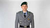 Ein Soldat steht still im großen Dienstanzug.