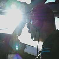 Ein Pilot der Bundeswehr sitzt mit Headset im Cockpit
