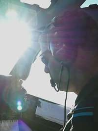 Ein Pilot der Bundeswehr sitzt mit Headset im Cockpit