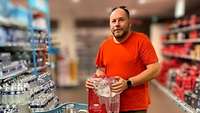 Ein Mann beim Einkaufen im Supermarkt