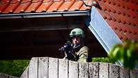 Ein Soldat sichert ein Wohngebäude