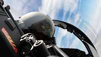Pilot Chuck in seinem Luftfahrzeug.
