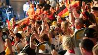 Zuschauer stehen auf den Tribünen bei den Invictus Games 2023