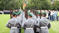 Das Wachbataillon der Bundeswehr marschiert auf dem Appellplatz an den Formationen vorbei